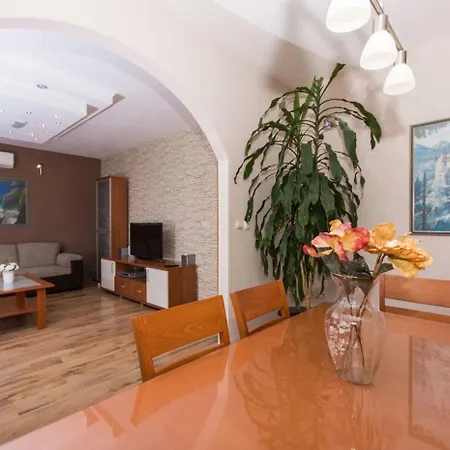 Marijan * Τρογκίρ